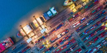 私達はサプライチェーンの難題を<br>最小化することができます。